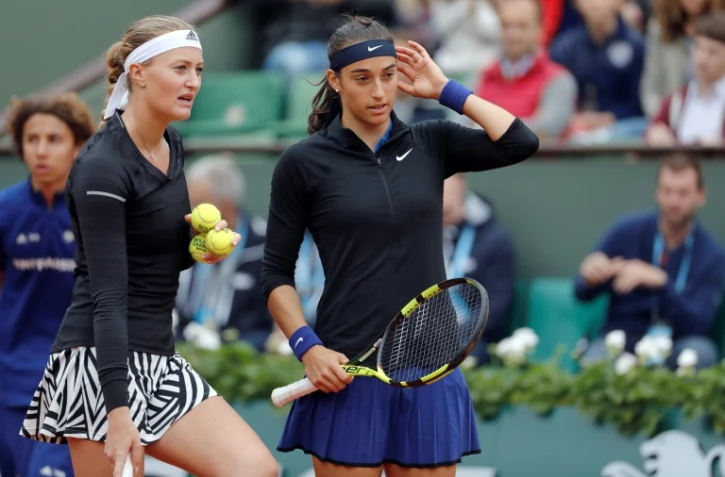 Les Françaises Kristina Mladenovic et Caroline Garcia, lors de la finale du double à Roland-Garros, le 5 juin 2016