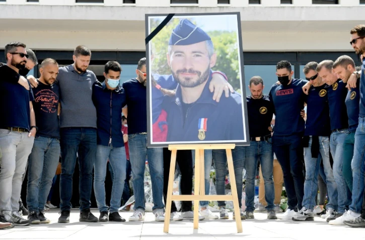 Hommage à Eric Masson devant le commissariat d'Avignon par ses collègues, le 9 mai 2021