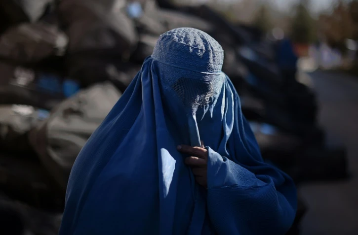 Une déplacée afghane vient chercher de l'aide pour faire face à l'hiver lors d'une distribution du HCR à Kaboul, le 7 janvier 2015