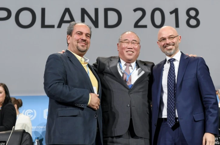 Le chef de la délégation iranienne Majid Shafiepour Motlagh (g), le négociateur en chef de la Chine sur le climat, Xie Zhenhua et le président de la COP24, Michal Kurtyka à la fin de la COP24 à Katowice, dans le sud de la Pologne, le 15 décembre 2018