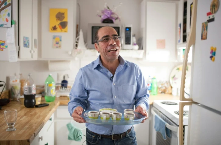 Fahed Fattouh sert le thé dans son appartement à Laval, au Canada, le 30 novembre 2016