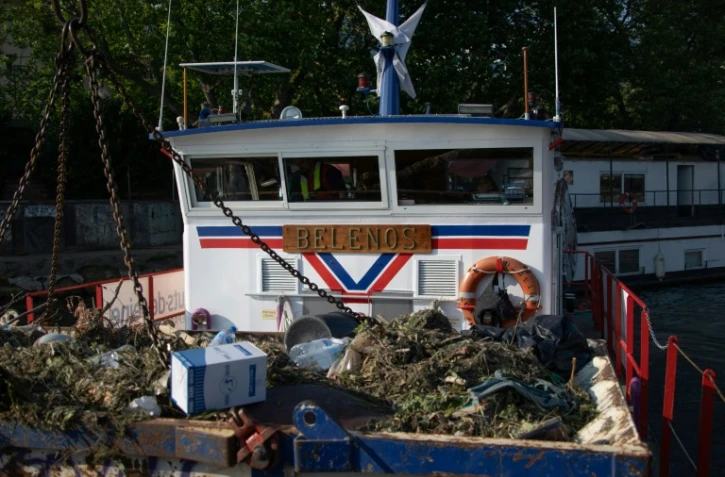 Le Bélénos, bateau de nettoyage de la Seine, le 8 juin 2023 à Levallois-Perret dans les Hauts-de-Seine