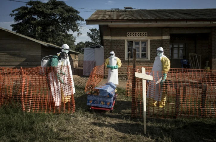 Le personnel médical désinfecte le cercueil d'une personne décédée, un cas non confirmé d'Ebola, le 13 août 2018 à Beni (RDC)