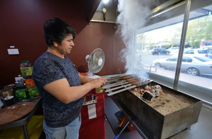 Ali, réfugié afghan et Hazara, dans le restaurant qu'il a ouvert dans le bush australien, à Griffith, le 28 septembre 2018