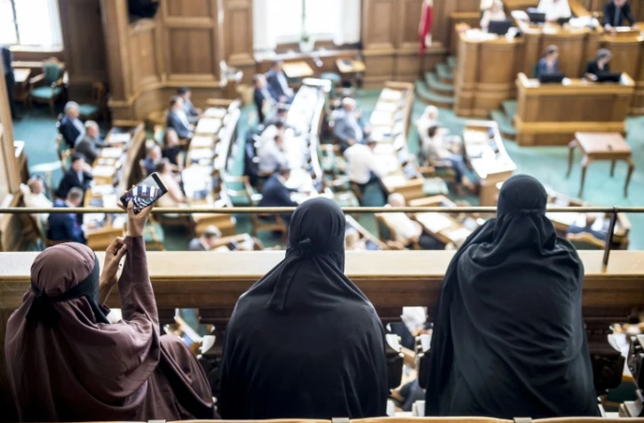 Des femmes portant le niqab au parlement danois Ă Copenhague le 31 mai 2018