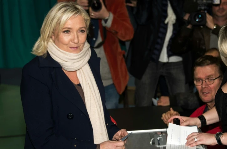 Marine Le Pen vote à Hénin Beaumont le 6 décembre 2015