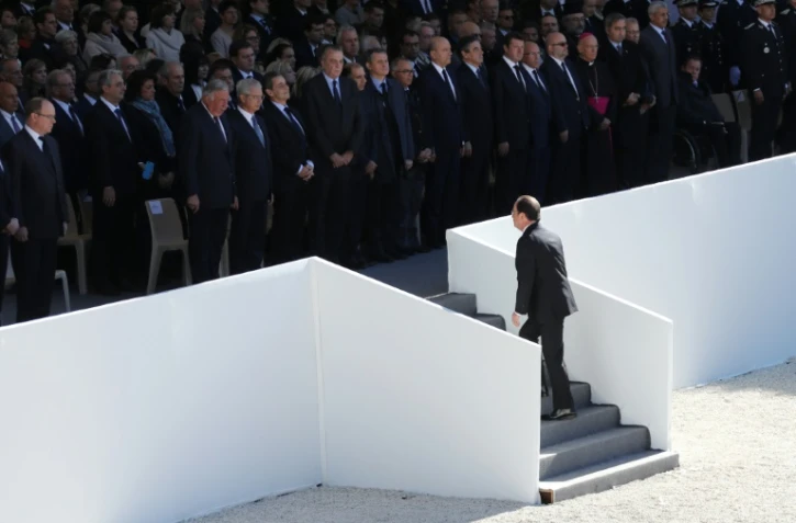 Le président François Hollande rejoint la tribune officielle, lors de la cérémonie, le 15 octobre 2016, en hommage aux victimes de l'attentat de Nice
