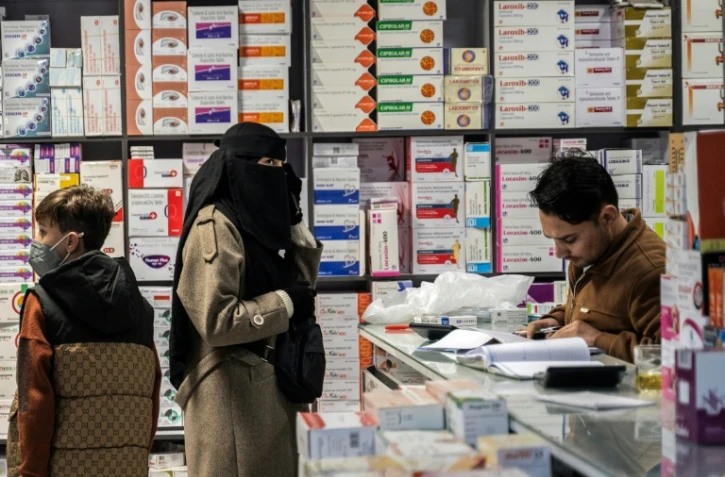 Une femme achète des médicaments dans une pharmacie à Kaboul, le 9 février 2026 en Afghanistan