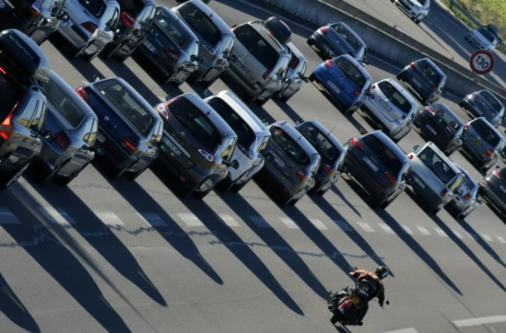 Des automobilistes dans un bouchon sur l'autoroute A7 entre Vienne et Valence, le 13 août 2016