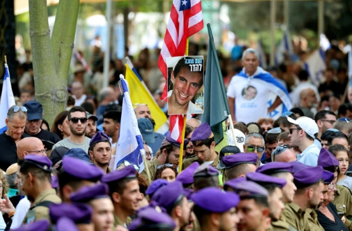 Une vaste foule assite à Kfar Saba le 11 novembre 2025 aux funérailles de Hadar Goldin, soldat israélien tué en 2014 à Gaza et dont la dépouille a été restituée dimanche à Israël par le Hamas, via la Croix-Rouge. 
