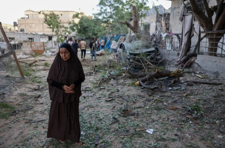 Une Palestinienne se tient près d'un bâtiment détruit à Rafah, dans le sud de la bande de Gaza, le 22 mai 2024