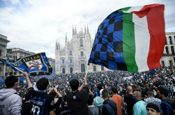 Les supporters de l'Inter Milan célèbrent leur titre en Serie A sur la Piazza Duomo à Milan en Italie, le 2 mai 2021.