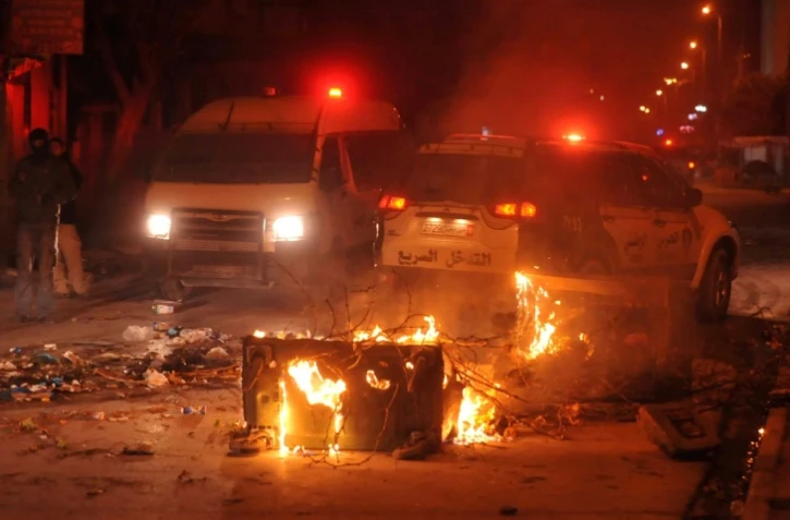 Des véhicules de police dans une rue d'Ettadhamen, dans la banlieue de Tunis, aprÚs des heurts nocturnes le 8 janvier 2018