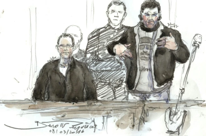 Le prévenu Farid Kharraki (d) et le policier Jonathan Guyot (g), le 8 mars à Paris 