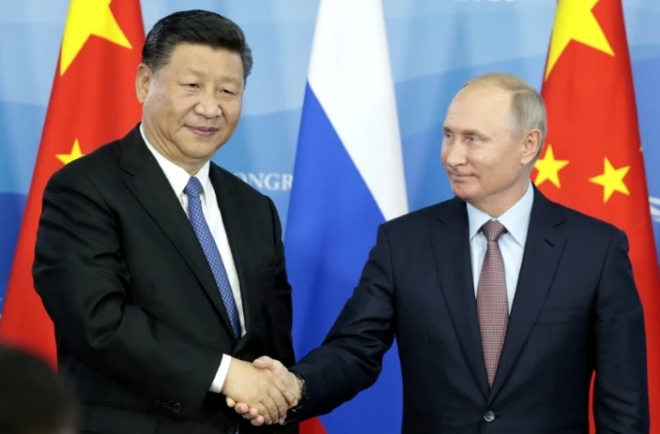 Le président russe Vladimir Poutine (d) et son homologue chinois Xi Jinping, lors d'un forum économique à Vladivostok le 11 septembre 2018
