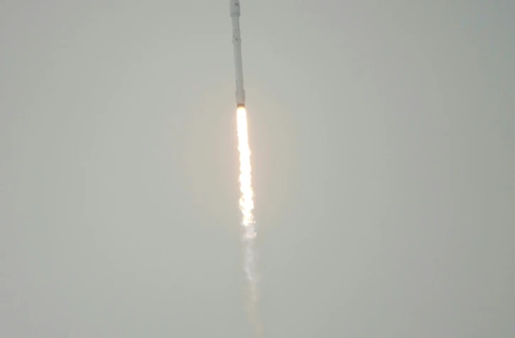 La fusée Falcon 9 de SpaceX décolle de la base aérospatiale de Vandenberg en Californie le 17 janvier 2016, transportant le satellite franco-américain Jason 3