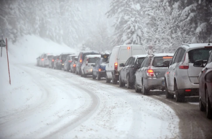 Des automobilistes sur une route des Alpes, le 11 novembre 2016