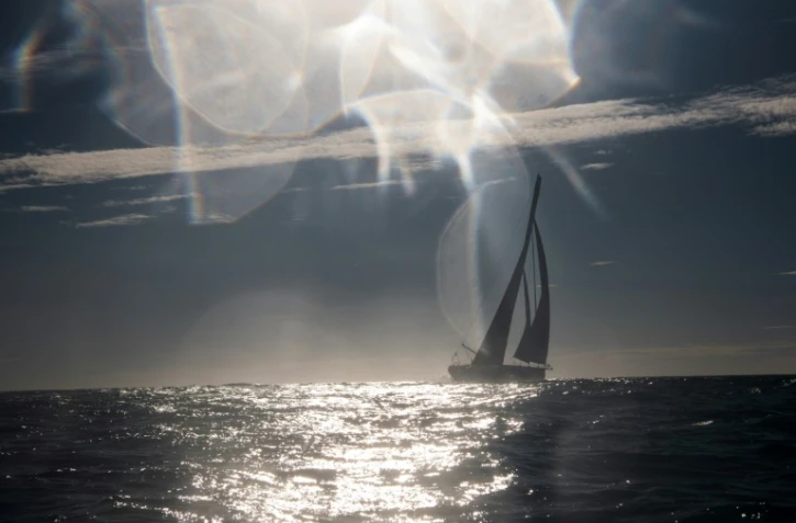 Le Gallois Alex Thomson à bord de son voilier Hugo Boss au large des Sables-d'Olonne, le 8 novembre 2020
