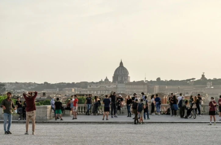 Des promeneurs sur la terrasse du Pincio près de la Villa Borghese, à Rome le 17 mai 2020