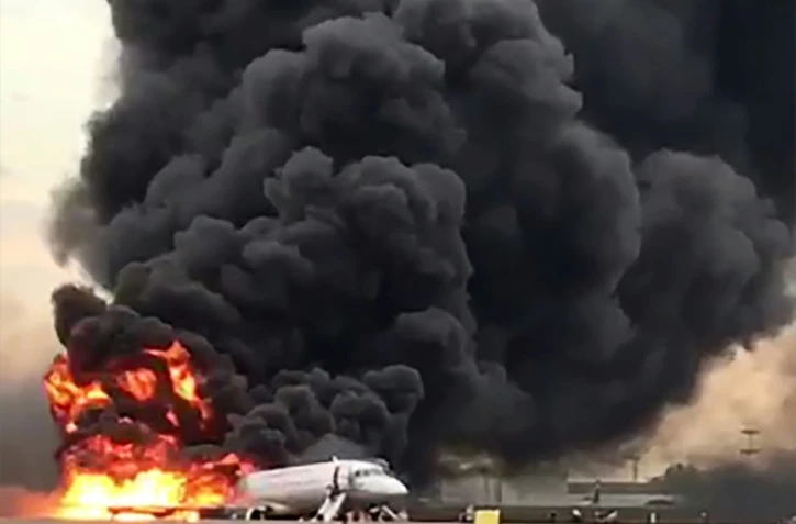 Incendie d'un avion Soukhoi Superjet-100 de la compagnie russe Aeroflot à l'aéroport de Moscou-Cheremetievo, le 5 mai 2019 (capture d'écran de vidéo issue du compte Instagram Gunkevitch)
