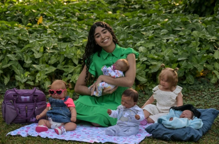 La youtubeuse Gabi Matos et sa collection de "bébés reborn" à Campinas, dans l'État de Sao Paulo, le 22 mai 2025 au Brésil