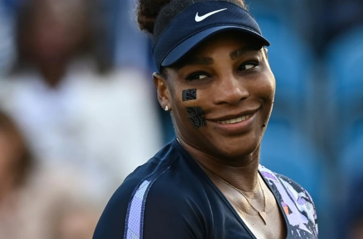 Serena Williams lors de sa reprise en double avec Ons Jabeur contre Sara Sorribes Tormo et Marie Bouzkova au tournoi d'Eastbourne, en Angleterre, le 21 juin 2022