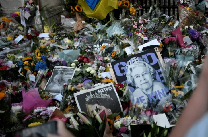 Bouquets de fleurs, photos et messages ont été déposés par des anonymes devant le palais de Buckingham depuis le décès d'Elizabeth II
