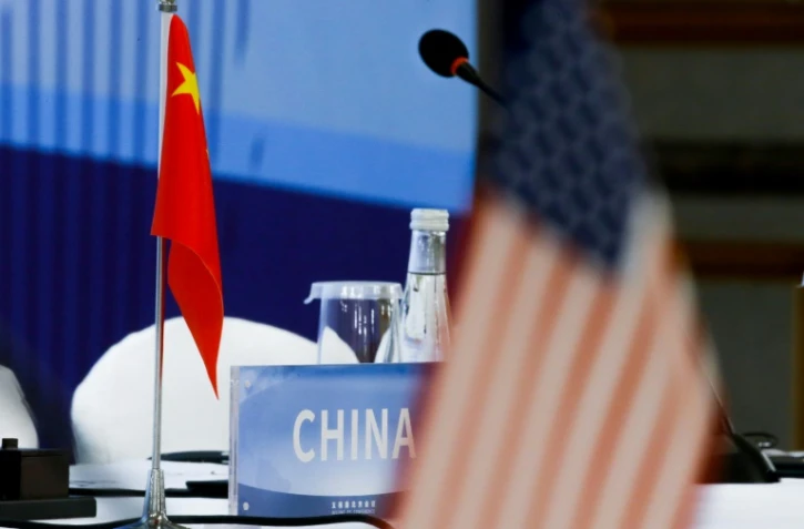 Les drapeaux chinois et américain lors d'une conférence sur le traité de non-prolifération nucléaire le 30 janvier 2019 à Pékin