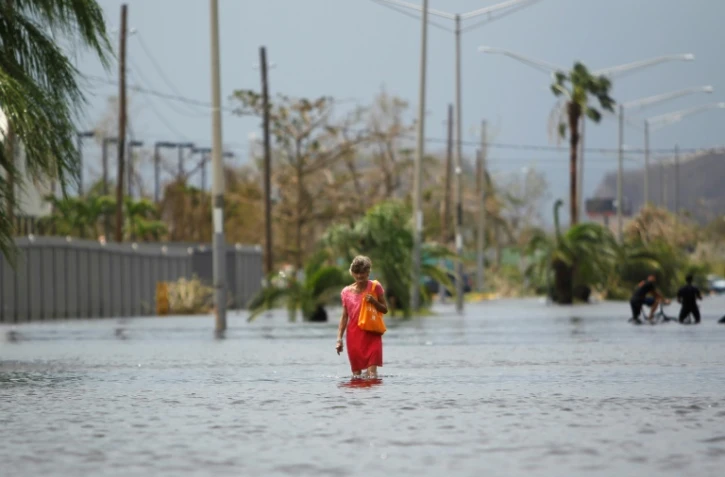 Une habitante de San Juan dans une rue inondée après le passage de l'ouragan Maria, le 22 septembre 2017 à Porto Rico