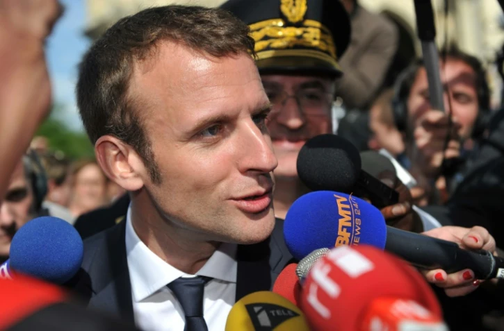Emmanuel Macron parle à la presse pendant les "fêtes johanniques" d'hommage à Jeanne d'Arc à Orléans le 8 mai 2016
