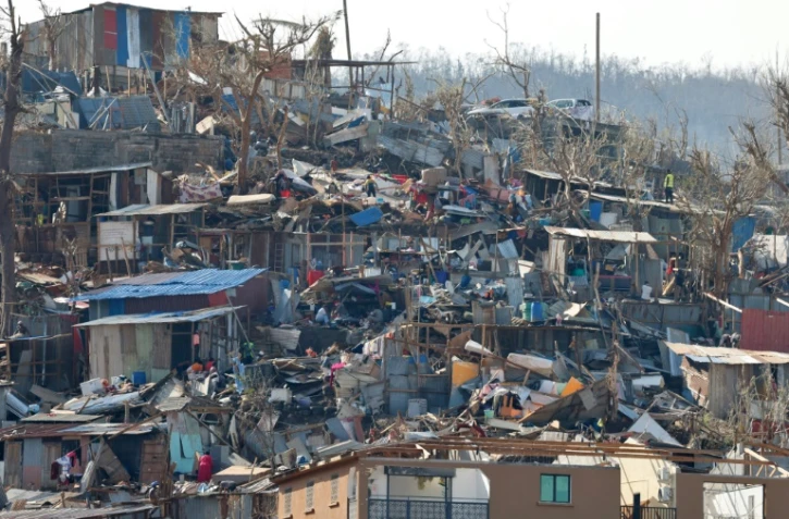 Des maisons en tôle endommagées dans un bidonville du quartier de Kivani à Mamoudzou, à Mayotte le 19 décembre 2024, suite au passage du cyclone Chido
