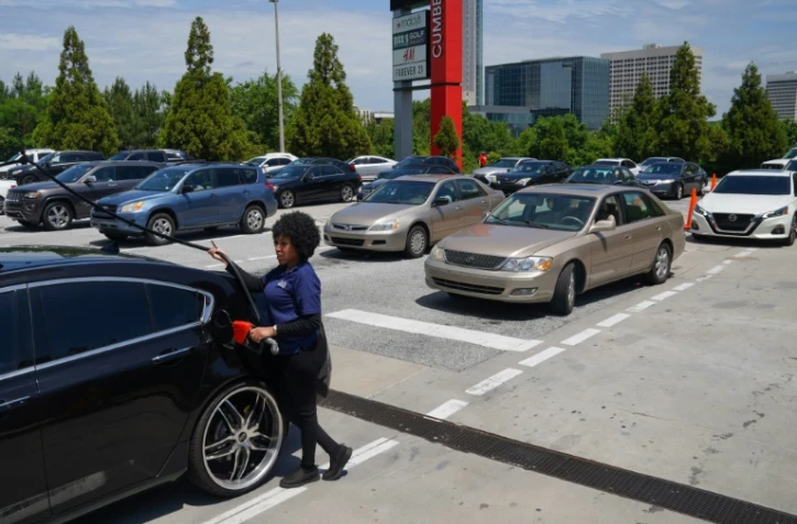 Une conductrice fait le plein à une station-service Costco le 11 mai à Atlanta en Géorgie