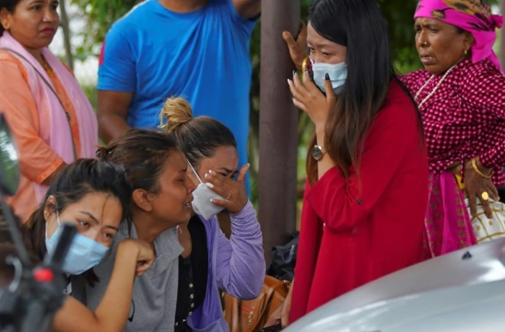 Des proches des passagers de l'avion porté disparu au Népal, le 29 mai 2022 à l'aéroport de Pokhara