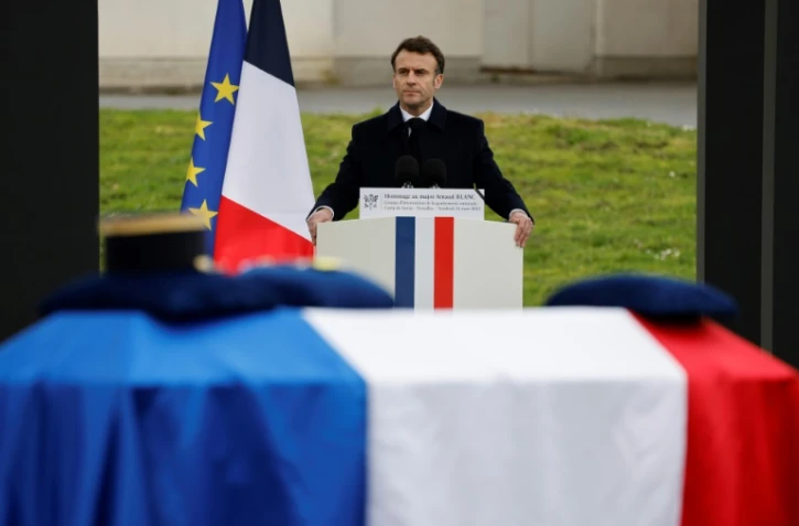 Le président Emmanuel Macron lors d'une cérémonie en hommage au gendarme du GIGN, Arnaud Blanc, tué lors d'une opération en Guyane française, à Versailles
le 31 mars 2023