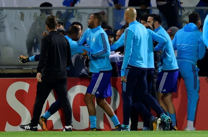 Patrice Evra perd ses nerfs et assène un coup de pied à un supporteur de Marseille venu l'insulter, le 2 novembre 2017 à Guimares, au Portugal