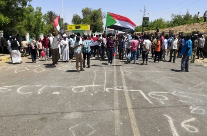 Des manifestants soudanais sont rassemblés devant le QG de l'armée, à Khartoum, le 8 avril 2019