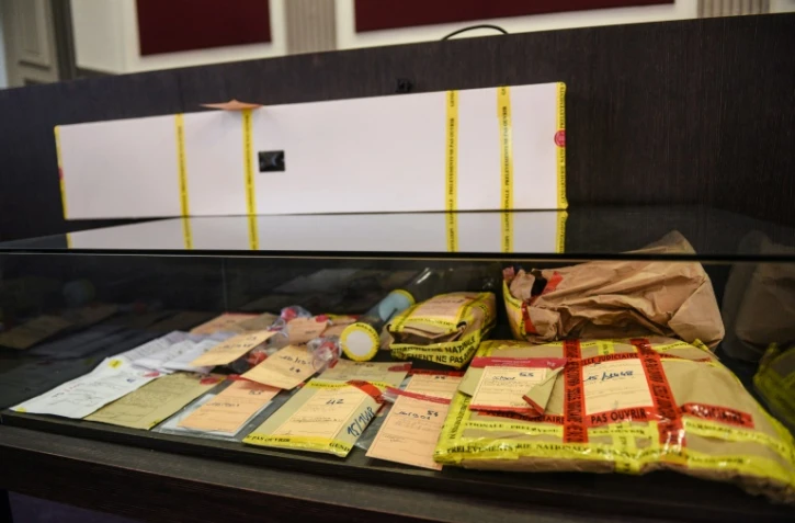 Des pièces à conviction sous scellés le 25 avril 2017 au tribunal d'Amiens, lors du procès de Marcel Ruffet accusé d'avoir tué à coups de fusil quatre personnes, dont un gendarme en aût 2015