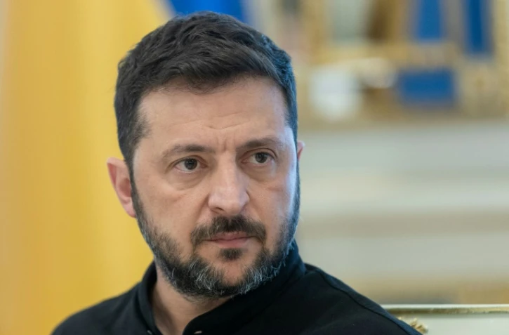 Photo prise et publiée par le service de presse de la présidence ukrainienne, le 24 juillet 2025, du président ukrainien Volodymyr Zelensky lors d'une réunion avec des journalistes à Kiev
