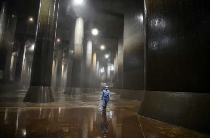 Un employé dans le gigantesque complexe souterrain de Kasukabe, qui protège Tokyo des inondations, le 3 septembre 2020 au Japon