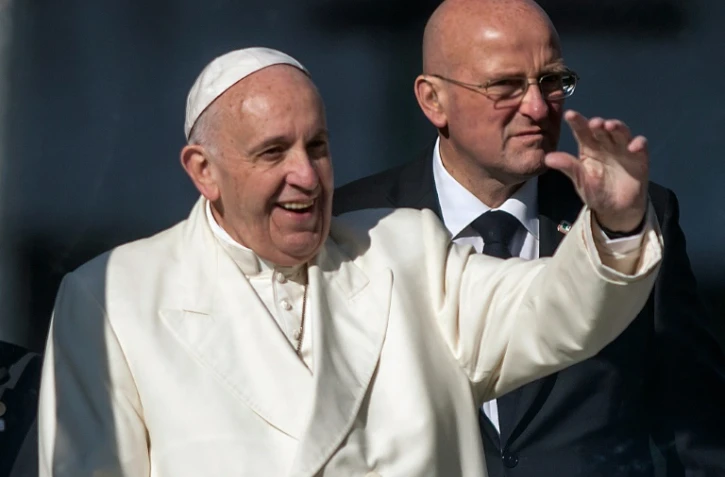 Le pape François salue les fidèles depuis sa papamobile, qui roule en direction du Palais national de Mexico, le 13 février 2016