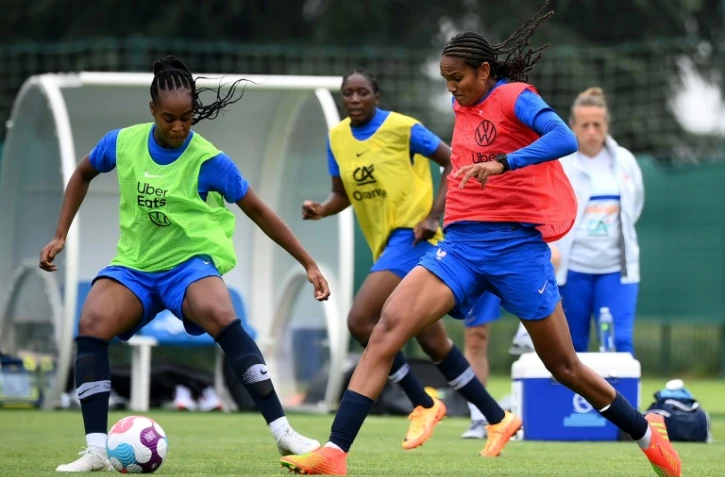 L'attaquante Marie-Antoinette Katoto (g) et Wendie Renard (d) lors d'une séance d'entraînement des Bleues à Clairefontaine, le 21 juin 2022    
