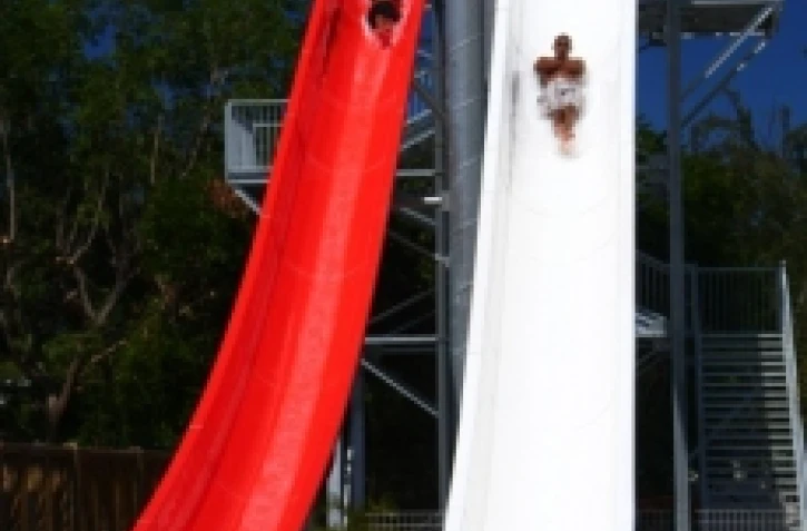 Les deux nouveaux toboggans du parc AkOatys (Photo D.R.)