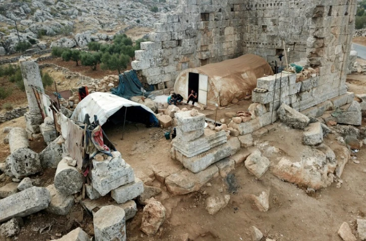 Photo aérienne prise le 1er novembre 2020 montrant le temple romain d'al-Baqirah dans le nord-ouest de la Syrie où des déplacés se sont installés