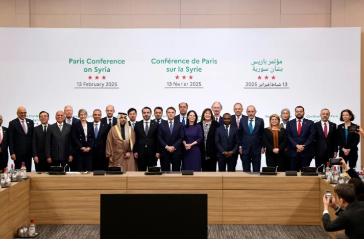 Le président français Emmanuel Macron (13e g), le ministre syrien des Affaires étrangères Assaad al-Chaibani (11e g) et les participants à la Conférence internationale sur la Syrie, le 13 février 2025 à Paris