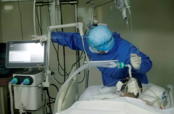 Un infirmier s'occupe d'un patient atteint de Covid-19 à l'unité de soins intensifs de l'hôpital universitaire Rafic Hariri à Beyrouth le 13 novembre 2020