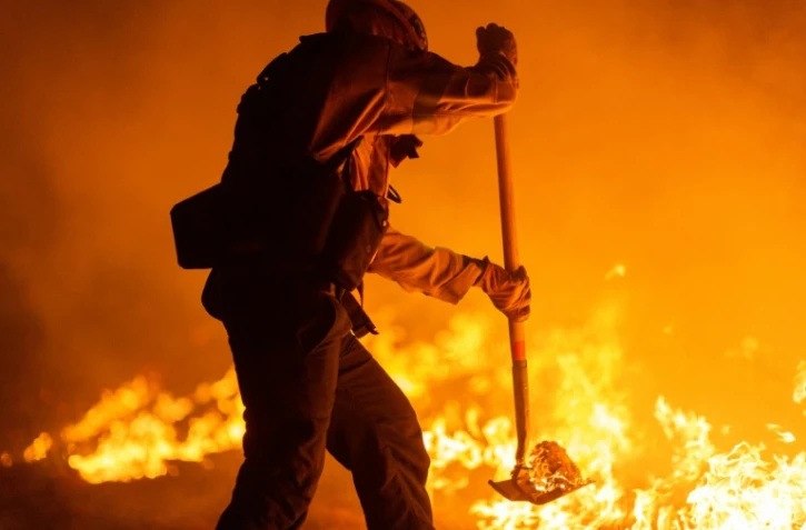 Un pompier du comté de Los Angeles lutte contre le Bobcat fire dans la forêt nationale d'Angeles, au nord de la ville de Monrovia en Californie, le 11 septembre 2020 