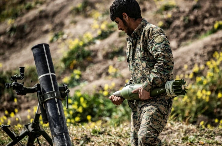 Un membres des Forces démocratiques syriennes (FDS) sur la ligne de front afce au groupe Etat islamique (EI) le 13 mars 2019 à Baghouz en Syrie