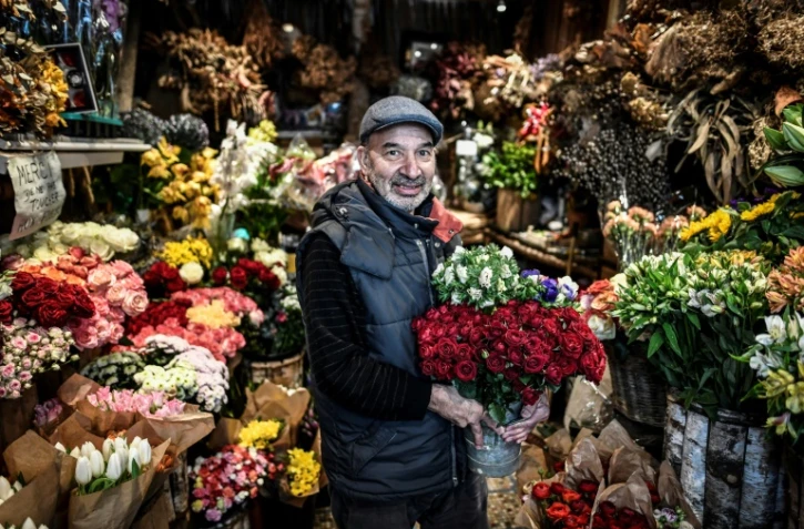 Un fleuriste pose à Paris le 27 novembre 2020 à la veille de la réouverture des commerces dits "non essentiels"