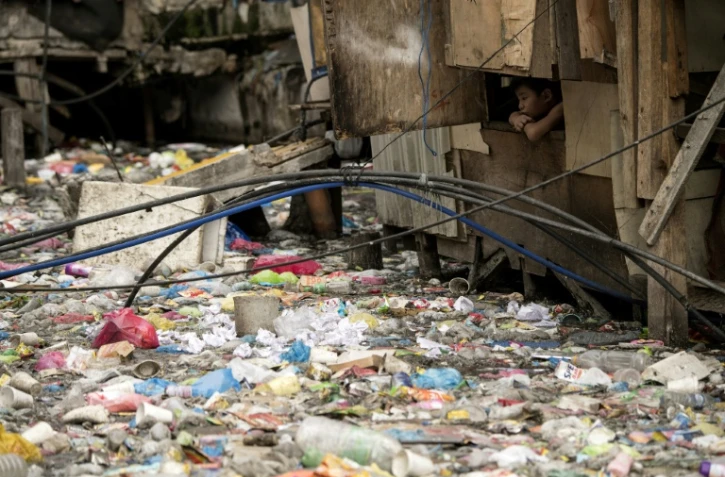 Un ruisseau rempli de plastiques dans un bidonville de Manille le 12 mai 2018.