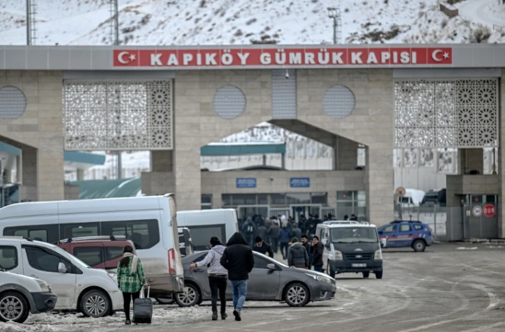 Des Iraniens arrivent sur le sol turc via le principal poste-frontière de Razi-Kapiköy entre l'Iran et la Turquie, le 31 janvier 2026
